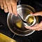 Выкладываем сливочное масло в сотейник для приготовления соуса 