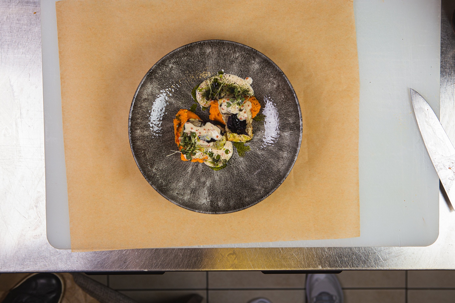 На тарелку выкладываем две кнели с кремом из батата, сверху кладем запеченную пикшу, поливаем соусом и украшаем кресс-салатом